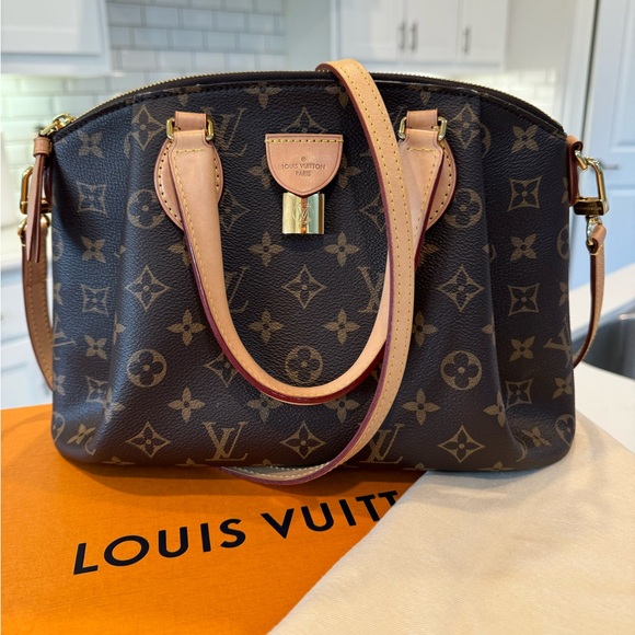 Louis Vuitton Handbags - Louis Vuitton Rivoli PM purse